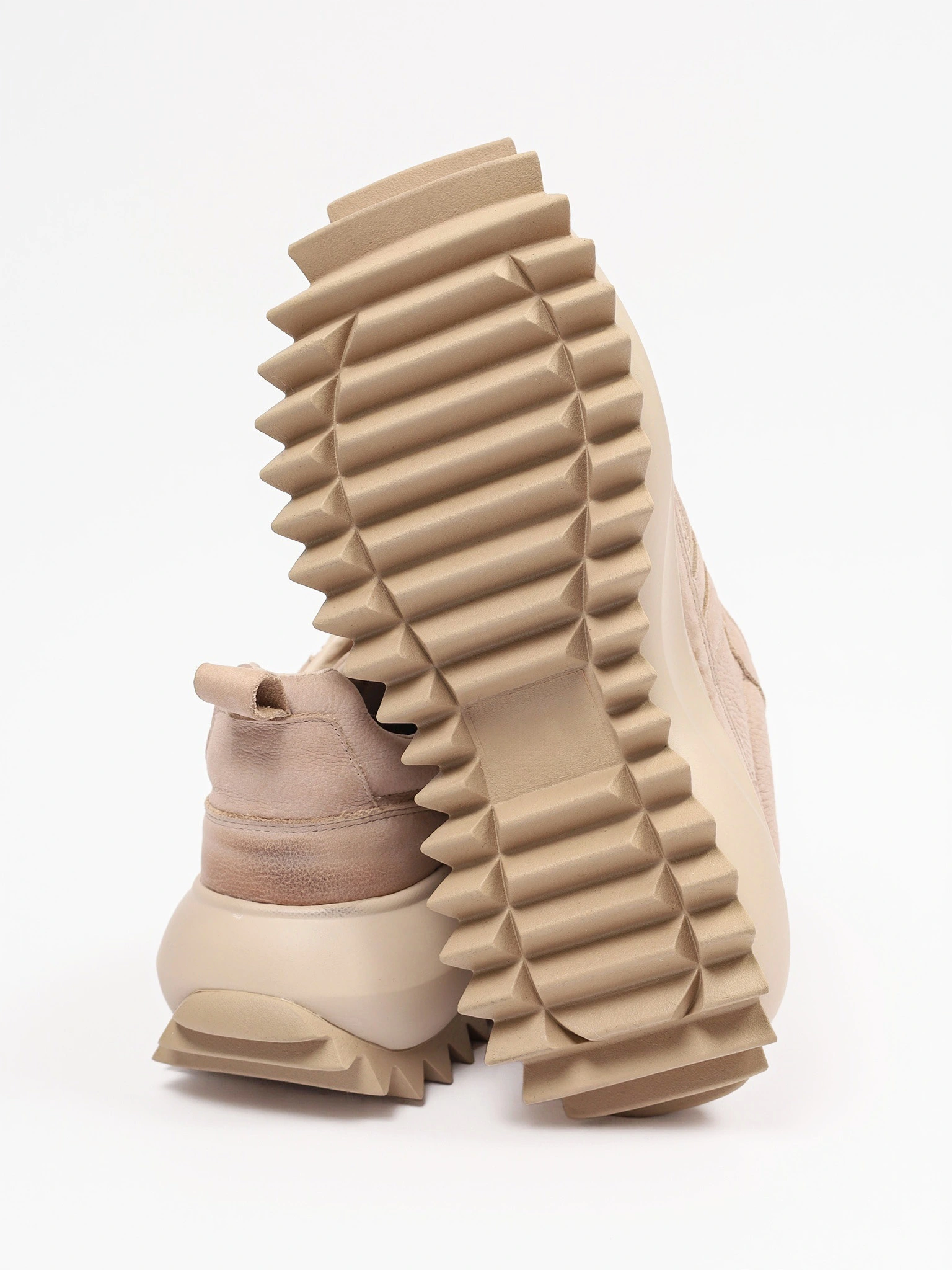 Кроссовки бежевого цвета на объемной рельефной подошве